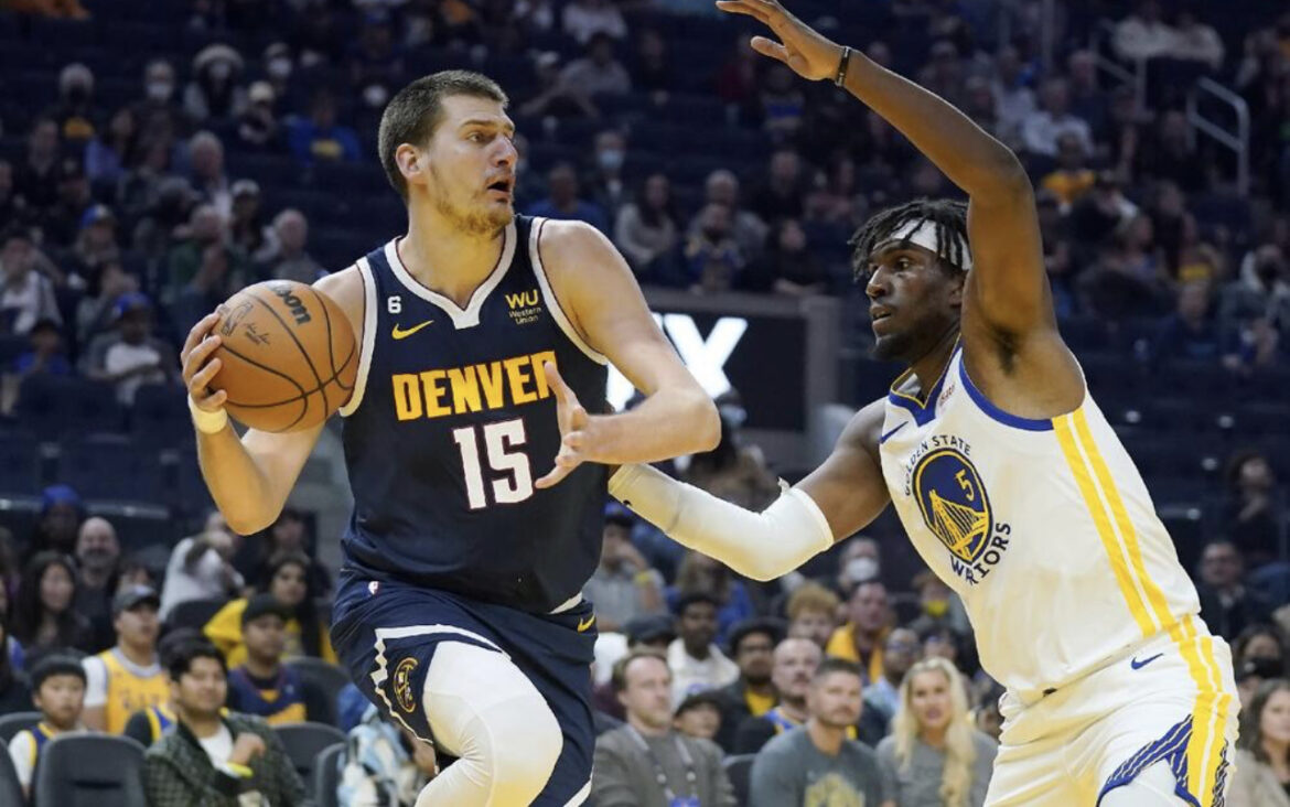 JOKIĆ SA ZAVIJENOM RUKOM RAZBIO VORIORSE: Denver uništio šampiona NBA lige, Srbin pogodio sve što je šutirao (VIDEO) 