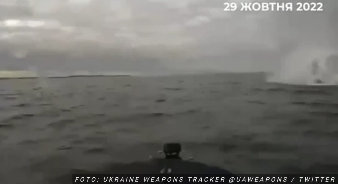JATO DRONOVA IZ VAZDUHA I VODE Da li je ovo najjači udar na rusku vojsku još od potapanja „Moskve“? Dramatični video pokazuje napad na Crnomorsku flotu (VIDEO) 