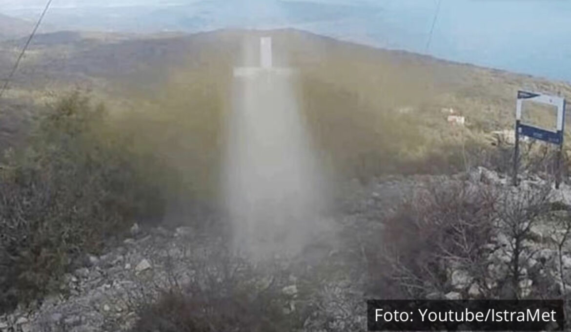 CELA HRVATSKA BRUJI O OVOM SNIMKU: Nadzorne kamere snimile SILUETU nad krstom u brdima, ljudi ubeđeni da se UKAZAO ISUS (VIDEO)