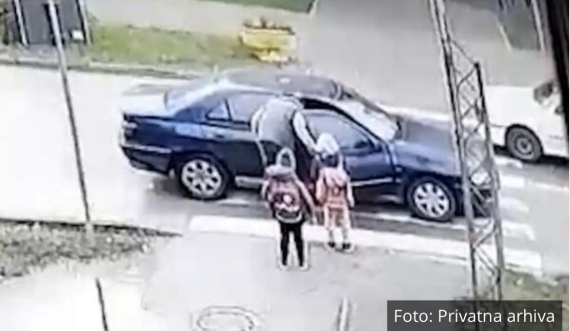 OTAC PREVASPITAO BAHATOG VOZAČA NA PEŠAKOM: Pogledajte snimak iz Šapca, roditelji ogorčeni zbog ovih scena (VIDEO)