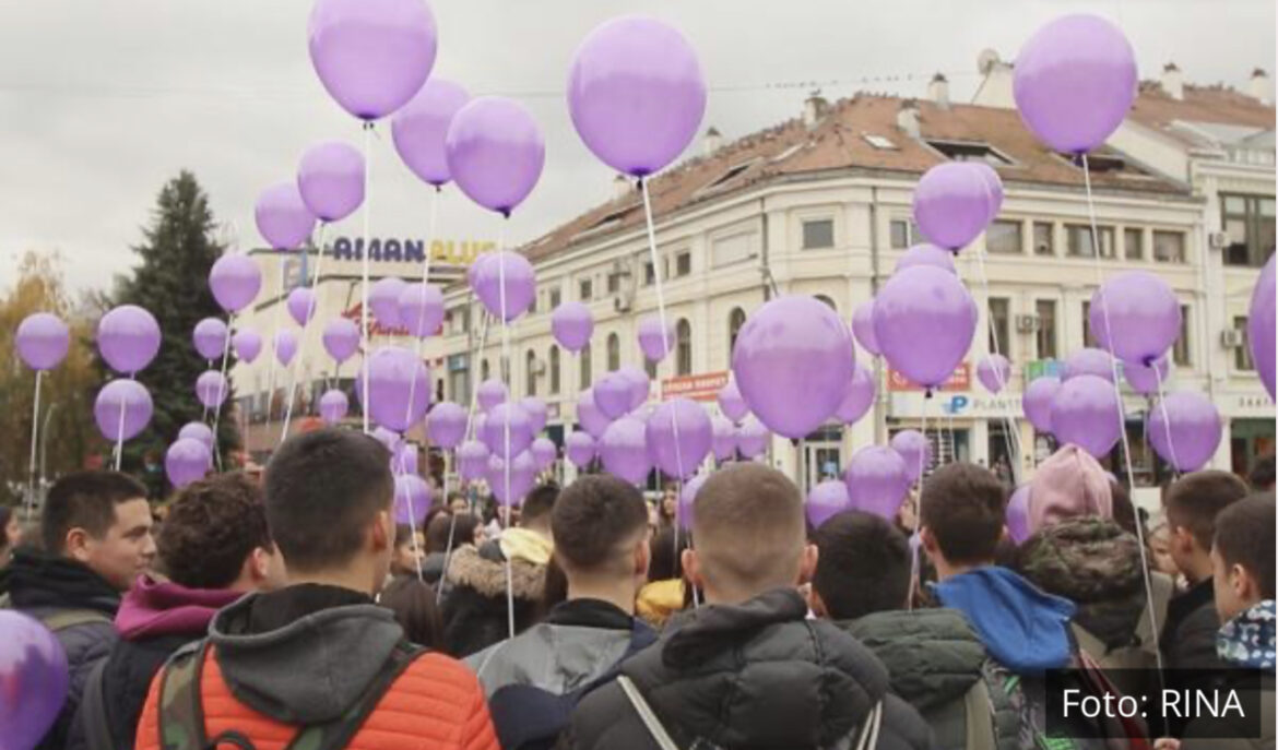 JOŠ OČEKUJEMO DA SE NASMEJANA POJAVI U UČIONICI: Drugari nastradale devojčice (17) balonima obojili nebo iznad Čačka u ljubičasto
