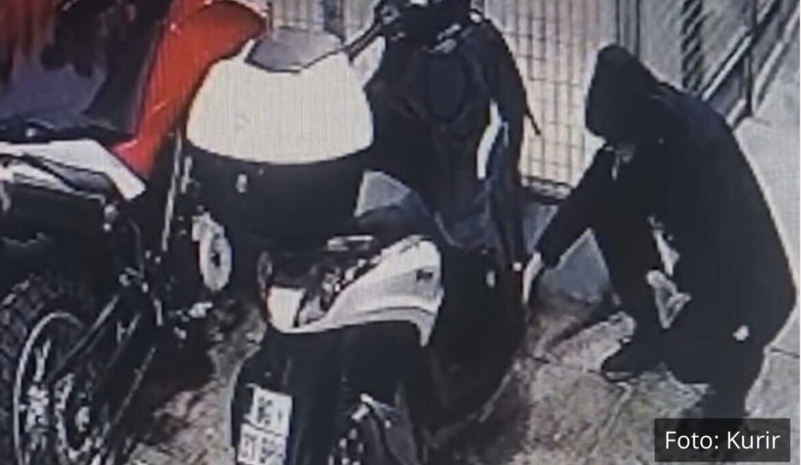 PIROMAN SA ZVEZDARE ZAPALIO DVA MOTORA: Pogledajte kako je namerno izazvao požar (VIDEO)