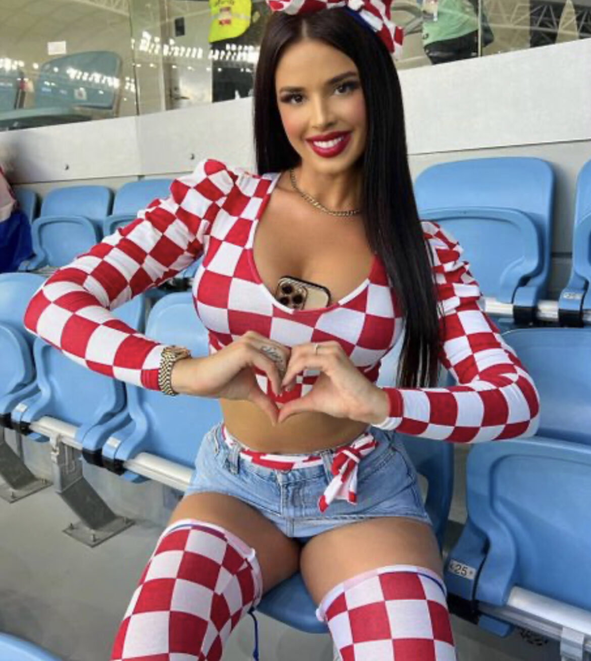 Najpoznatija hrvatska navijačica u centru pažnje zbog telefona među grudima: Ivana kao Larisa Rikelme
