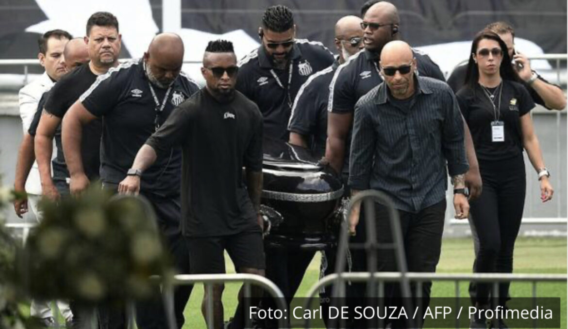 POTRESNI PRIZORI IZ BRAZILA: Peleovo telo na stadionu, sin pored otvorenog kovčega, hiljade navijača se oprašta od legende (FOTO)