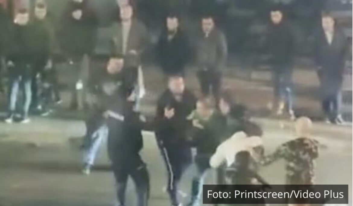 MASOVNA TUČA U CENTRU NOVOG PAZARA: Brutalan okršaj mladića ispred kafića, policija jedva uspeva da ih razdvoji, ULICA BLOKIRANA