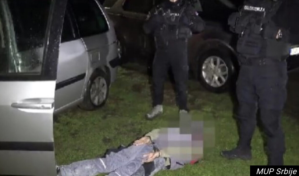 NE MRDAJ LEZI DOLE, BRE! Ovako su bez pardona pohapšeni dileri u Šapcu, vozili džip NAFILOVAN NARKOTICIMA (VIDEO)&nbsp;