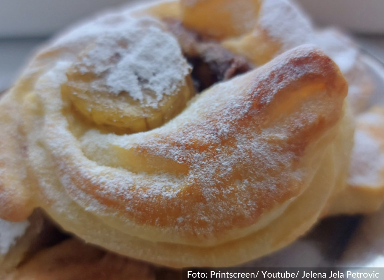 Zamirisaće cela kuća: Sjajno pecivo s kremom i bananama (RECEPT+VIDEO) 