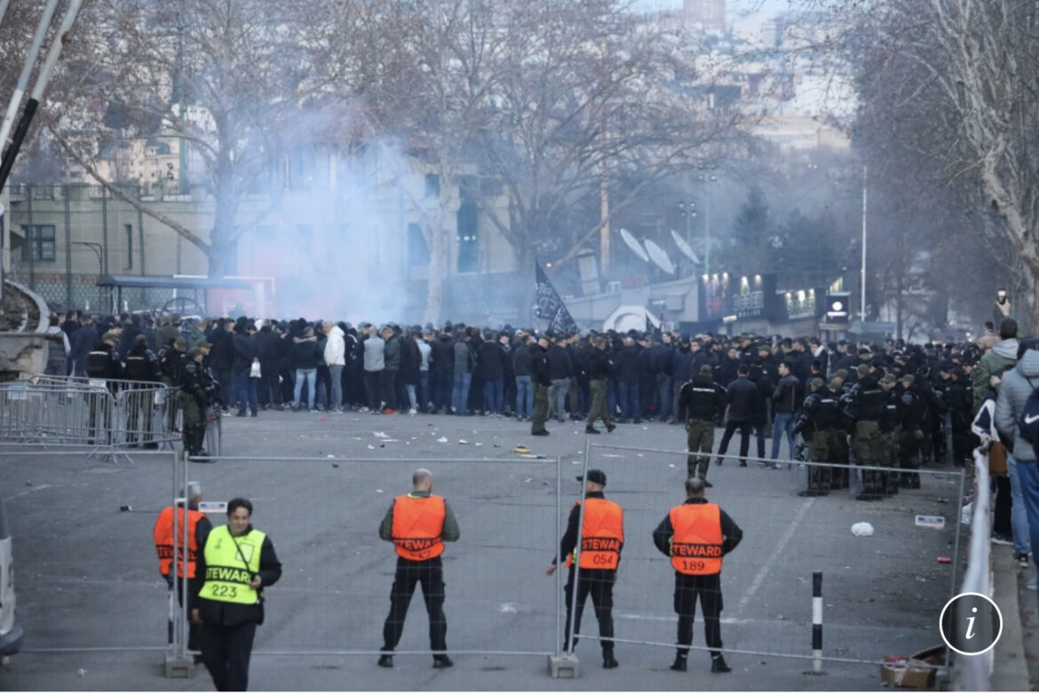 (UŽIVO) PROTEST NAVIJAČA PARTIZANA Pristalice crno-belih se okupili ispred stadiona pred spektakl u Areni