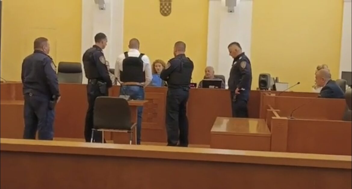 (FOTO) UBICA „ŠKALJARCA“ DOVEDEN U PANCIRU U SUD! Počelo suđenje za ubistvo Gorana Vlaovića na Pagu, egzekutor rekao dve reči!