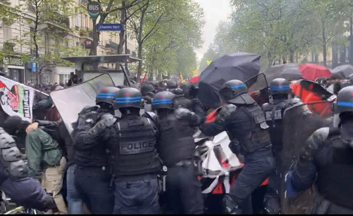 ŽESTOKI SUKOBI POLICIJE I DEMONSTRANATA U PARIZU: Polomljeni izlozi, gore barikade (VIDEO) 