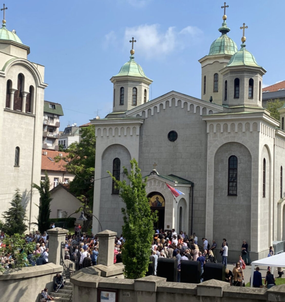 NA STOTINE VERNIKA DOŠLO SA RAZNIH STRANA SVETA NA SPASOVDANSKU LITIJU: Verujući narod se okupio kod Vaznesenjske crkve u Beogradu