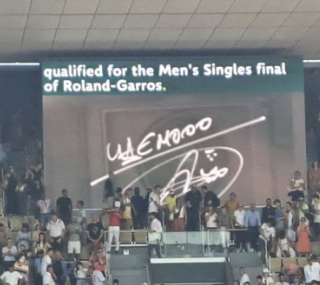 Novak ponovio poruku na kameri posle plasmana u finale: Publika u Parizu opet čitala ćirilicu