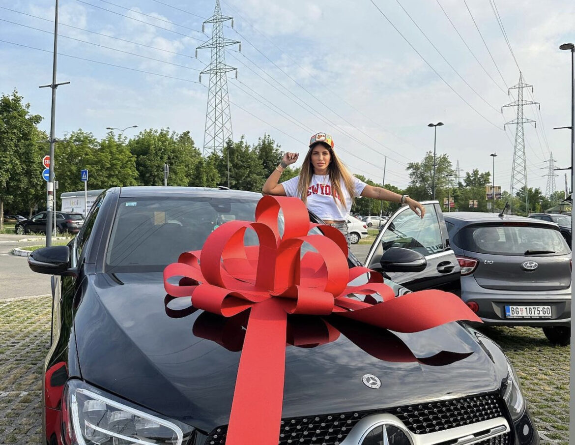 „HRANI PSETO DA TE UJEDE“ Dalila se oglasila i najstrašnije osudila Anu Nikolić! Stala na MUŠKU stranu: Taj čovek ti je dao ruku