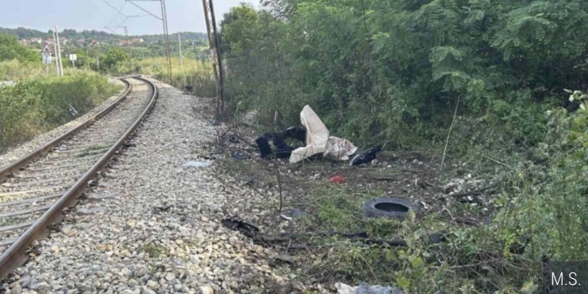 (FOTO/VIDEO) Prve fotografije jezive nesreće na pruzi u Vrčinu: Dvoje mladih poginulo, „pežo“ leteo 30 metara!