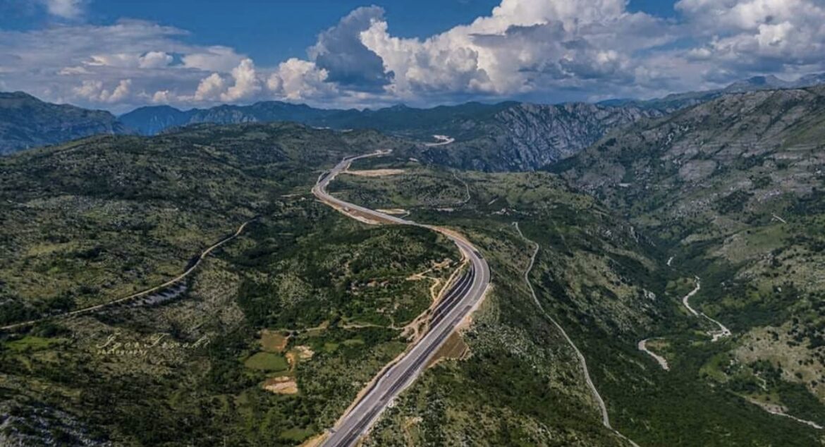 Novim crnogorskim auto-putem zaobilazite „crnu tačku“ i drugi najdublji kanjon u Evropi! Ograničenje je 100 km/h, putarina 3,5 €, a zbog jednog je važno i da ste dobar vozač