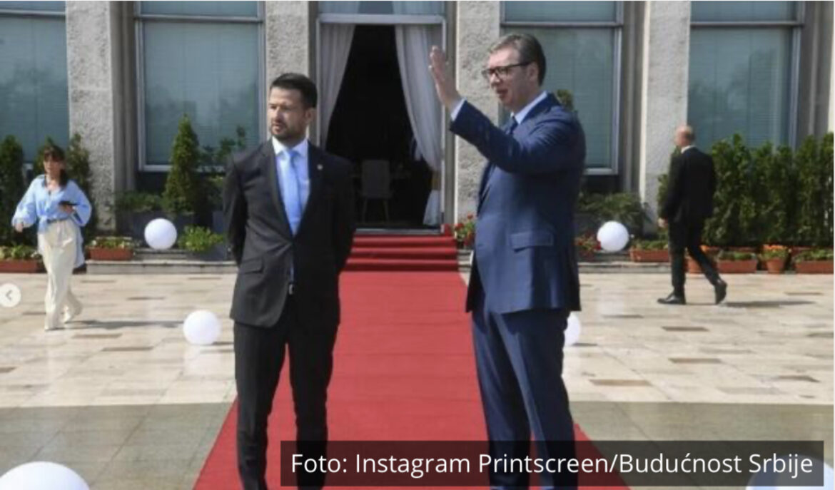 DOBRO DOŠAO, DRAGI PRIJATELJU: Predsednici Vučić i Milatović u opuštenom razgovoru na terasi Palate! Toga nije bilo na TV FOTO