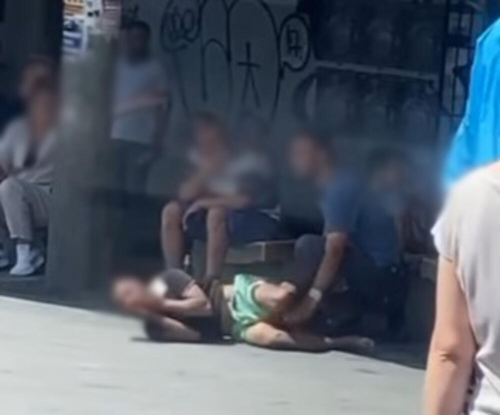 ŠOK PRIZOR NASRED ZELENOG VENCA: Mladić se baca po ulici i vrišti, pa ŠUTIRA ljude! Scena zaprepastila sve prisutne (VIDEO) 