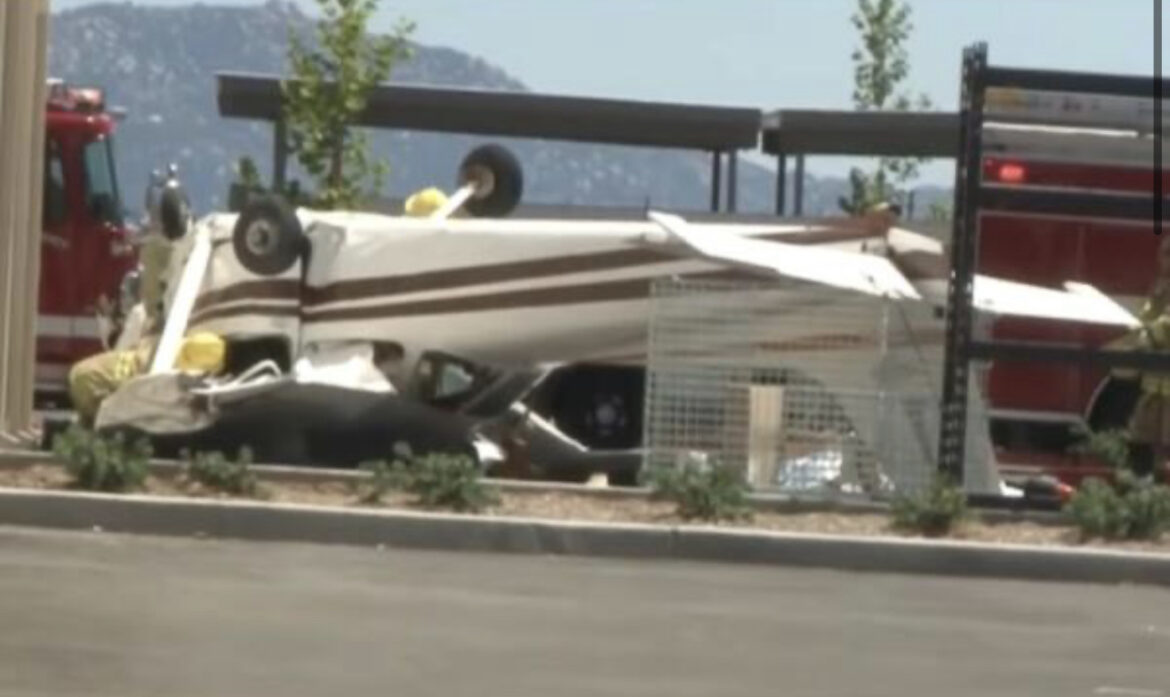 TROJE PREŽIVELO SMRTONOSNI PAD: Neverovatni snimci iz Kalifornije, avion završio na parkingu biznis kompleksa, okrenut naopako?! 