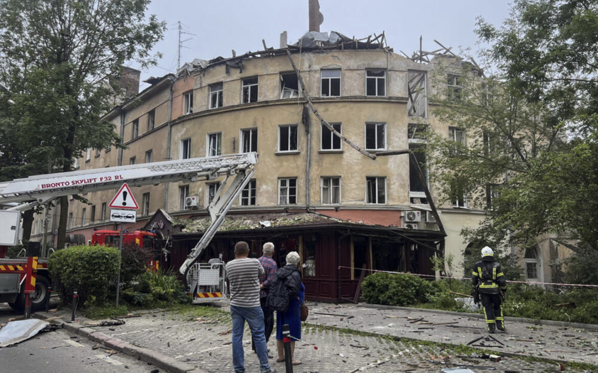 RUSKI RAKETNI NAPAD NA LAVOV: Pogođena stambena zgrada, najmanje troje poginulo (FOTO) 