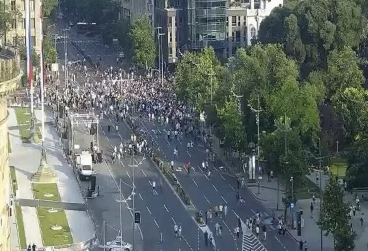 U BEOGRADU DANAS DESETI PROTEST DELA OPOZICIJA: Šetnja do PU za grad Beograd 