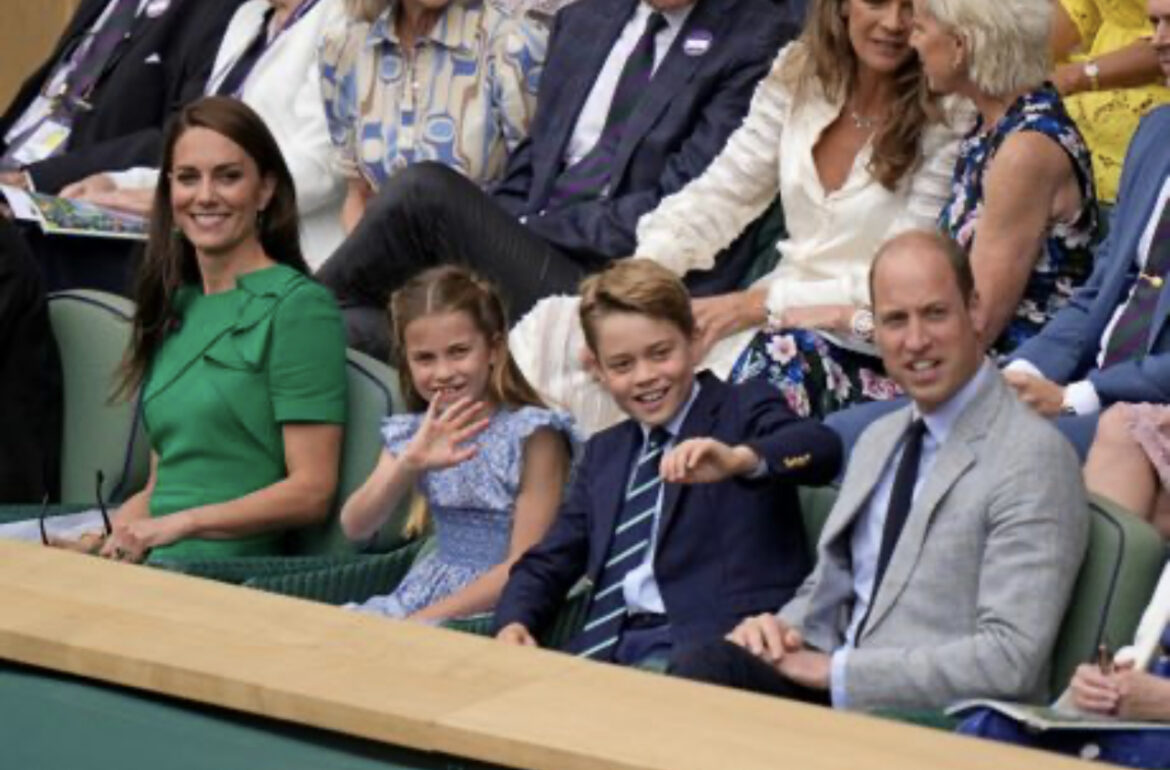 Princeza Šarlot prvi put na Vimbldonu: U loži nasmejano gleda meč sa bratom Džordžom, majkom i ocem