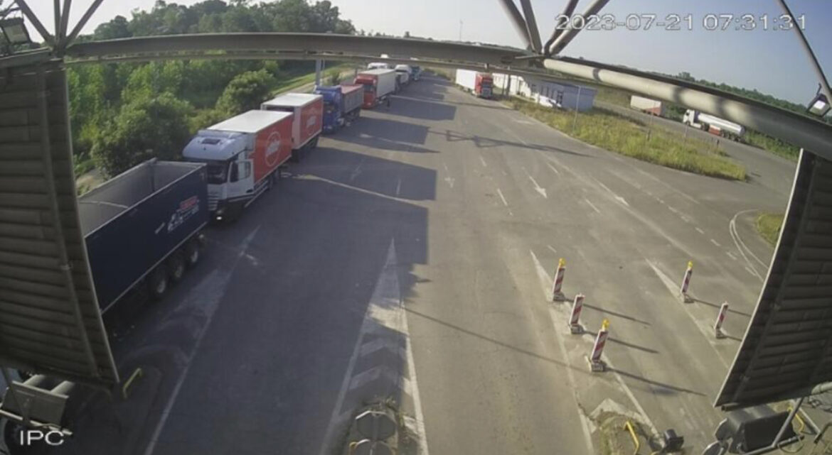 PAKAO ZA TERETNJAKE NA GRANIČNIM PRELAZIMA: Kamioni na Sremskoj Rači čekaju 9 sati, na prelazima Šid i Batrovci 6 