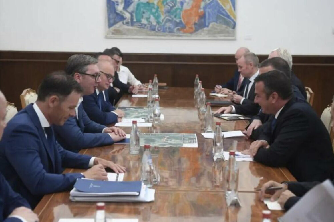 „NAŠI PARTNERI IZRAZILI ŽELJU DA UČESTVUJU U NOVIM PROJEKTIMA U SRBIJI“ Predsednik Vučić na sastanku sa ambasadorima SAD i Turske 