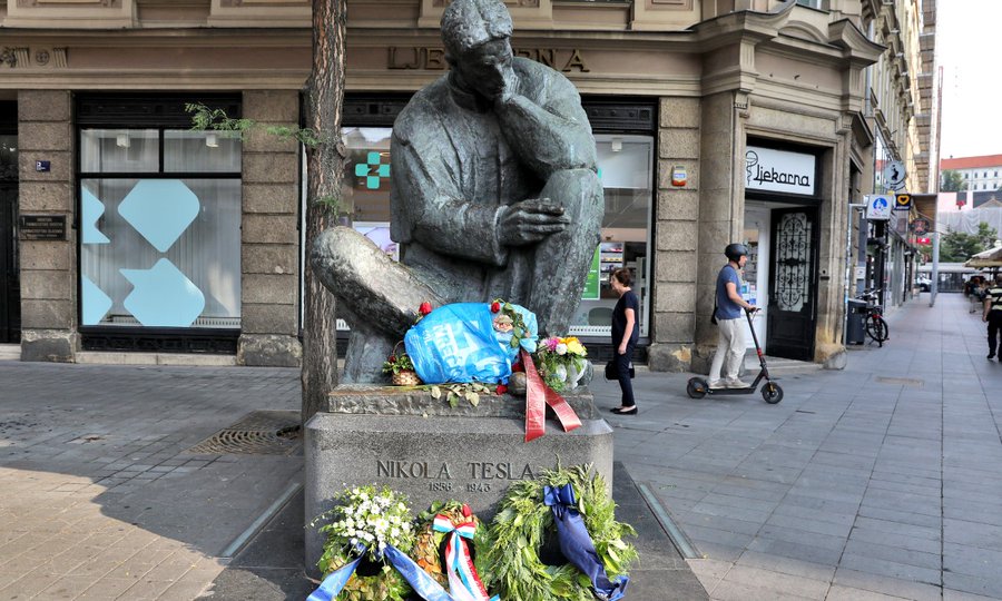 VELIKA SRAMOTA U CENTRU ZAGREBA! Pogledajte šta su ostavlli na spomeniku Nikoli Tesli! (FOTO) 