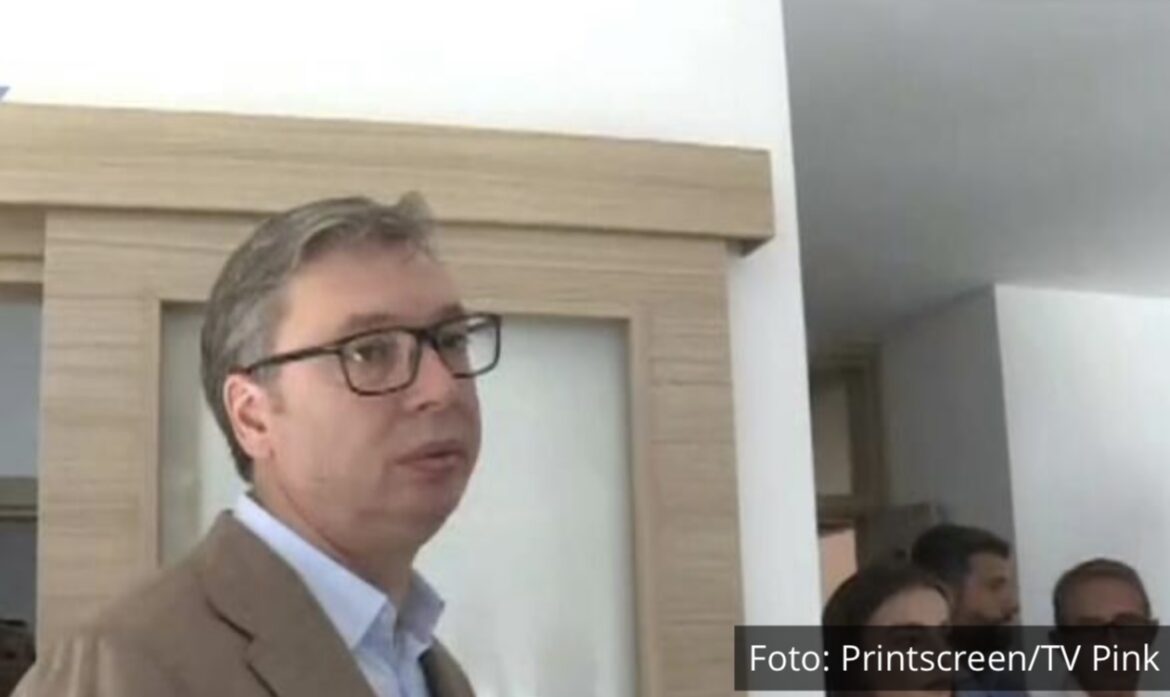 „KOJI JE OVO STAN, KOLIKI JE, DVOSOBAN?“ Predsednik Vučić obišao novoizgrađene stanove u Ovči za izbegle, evo kako je unutra VIDEO