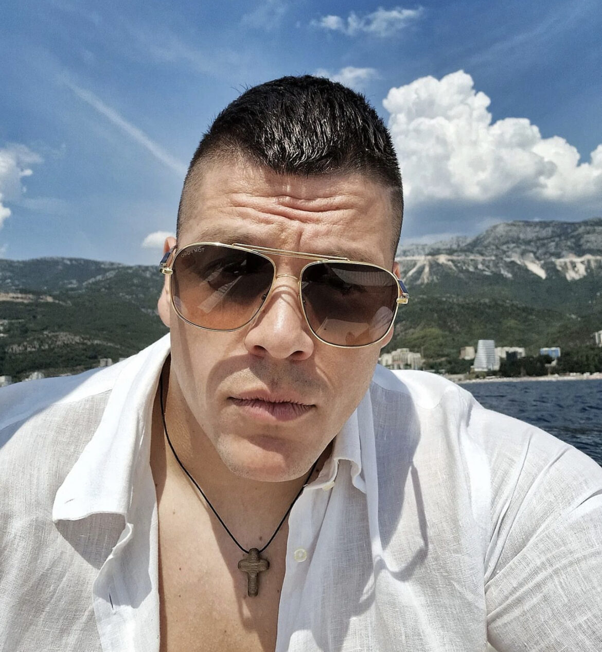 „124 KILOGRAMA MEĐEDOVINE“ Sloba Radanović objavio fotku bez majice iz teretane: Ovako je pevač preobrazio svoje telo