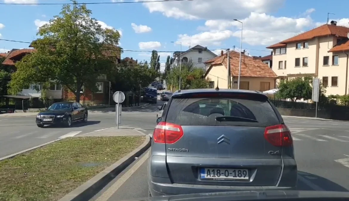 GRADAČAC ZAVIJEN U CRNO Policija s dugim cevima na ulicama: Evo kako izgleda grad nakon krvavog pira Nermina Sulejmanovića (VIDEO)