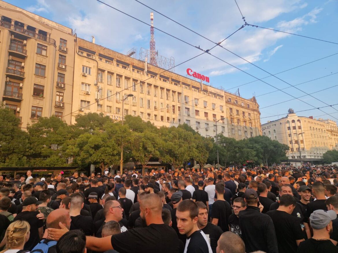 Protesna setnja navijača Partizana za sad oko 5000 grobara