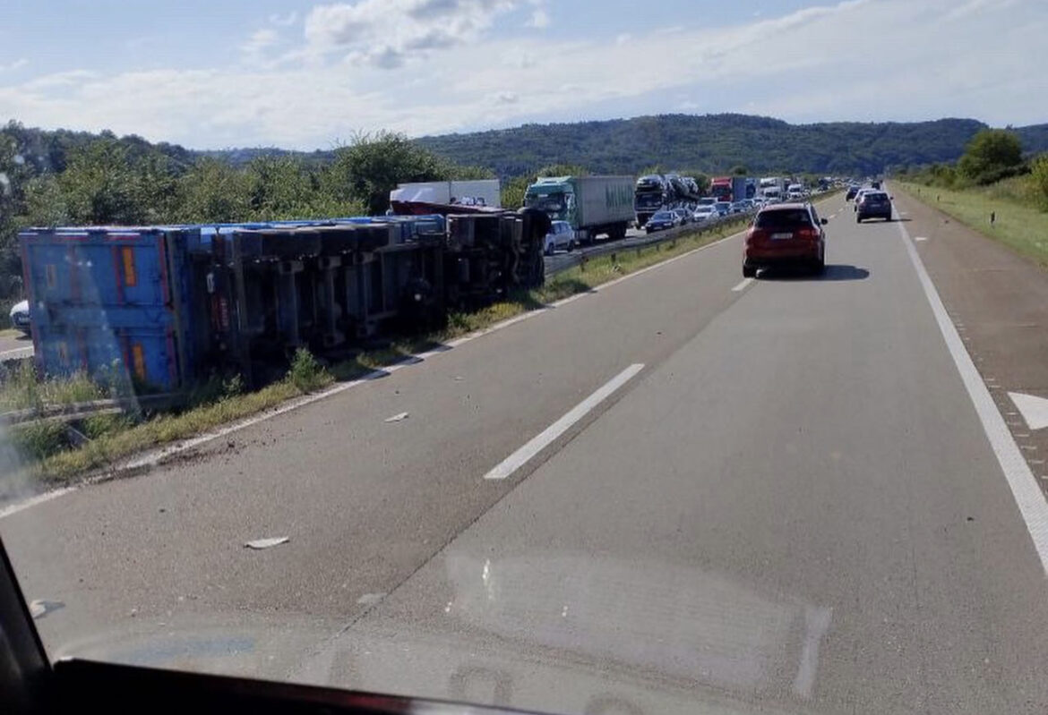 KAMION ZAVRŠIO U KANALU: Saobraćajna nesreća na auto-putu Beograd-Niš (FOTO)