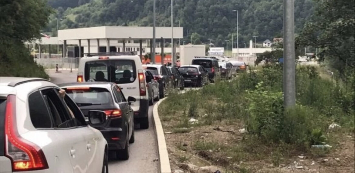 KAMIONI ČEKAJU DO 5 SATI: Evo kakvo je stanje na graničnim prelazima u Srbiji, automobili čekaju oko pola sata