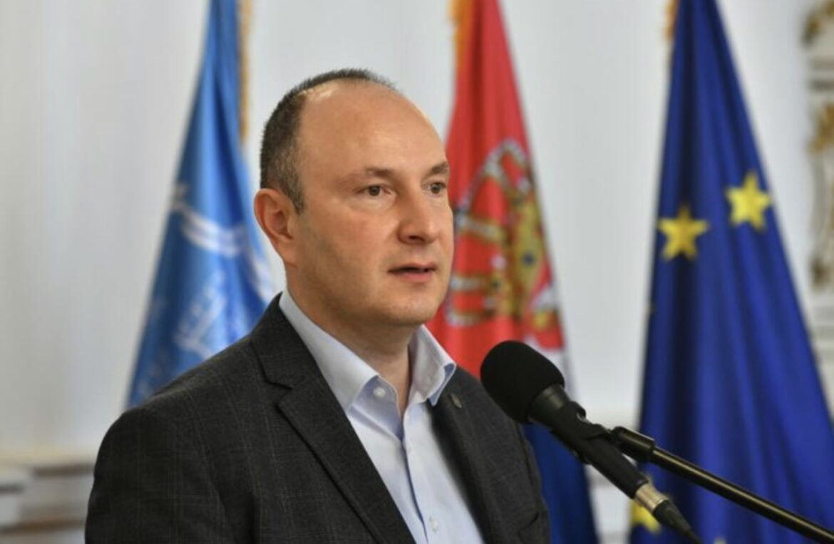 GRAD VERUJE U VAS: Gradonačelnik Novog Sada Milan Đurić sugrađankama podelio ugovore za pokretanje biznisa! 