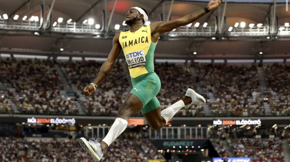 OVAKO NEŠTO NIJE VIĐENO U ISTORIJI Atletičar sa Jamajke skočio na glavu u skoku udalj, čitav stadion bio u šoku (VIDEO)