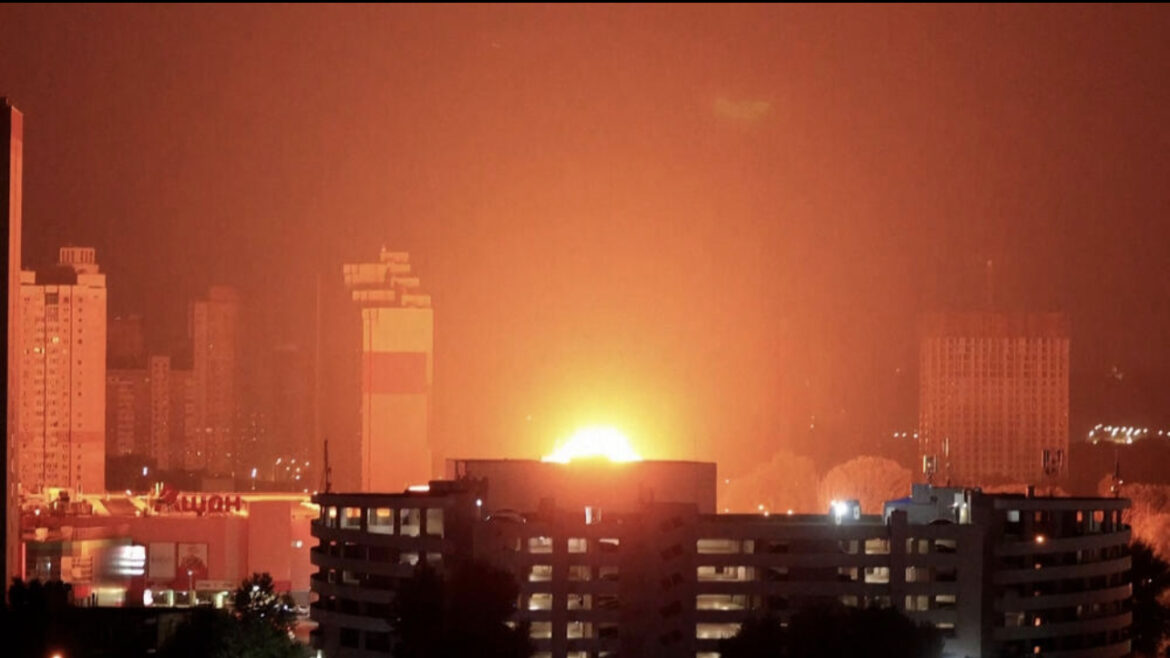 NAJSNAŽNIJI RUSKI UDAR NA KIJEV OD PROLETOS: Pogledajte noćašnji napad raketama i dronovima, eksplozije osvetlile čitav grad￼