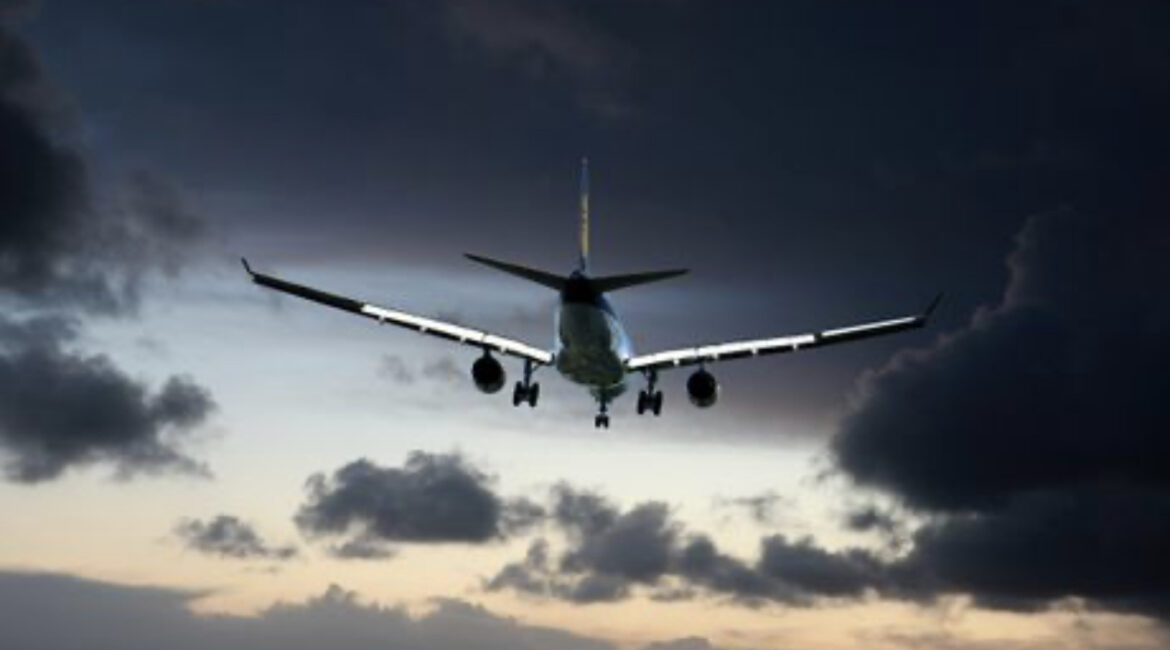 Avion uleteo u jaku turbulenciju pre sletanja, povređeno 11 ljudi: Leteo je iz Milana 