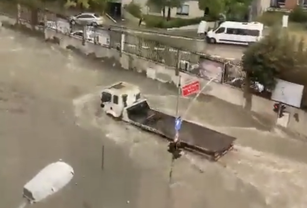 HAOS U ISTANBULU: Poplave uništile grad, ljudi se penju na krovove, ulice postale reke! (VIDEO)