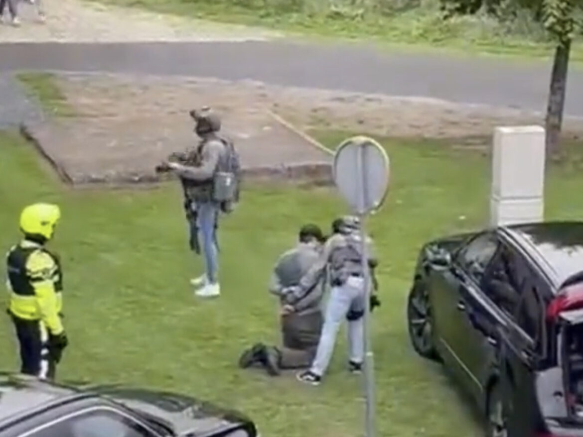 SNIMAK HAPŠENJA POMAHNITALOG UBICE U ROTERDAMU! Policija ga na travnjaku savladala: Kleči sa povezom na očima (VIDEO)