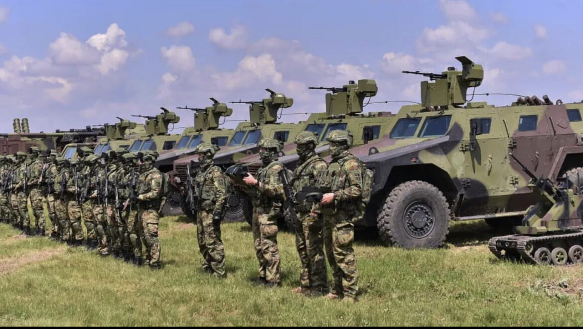 EKSKLUZIVNO! Dugačka kolona borbenih vozila Vojske Srbije kreće se iz Kraljeva ka Raški 