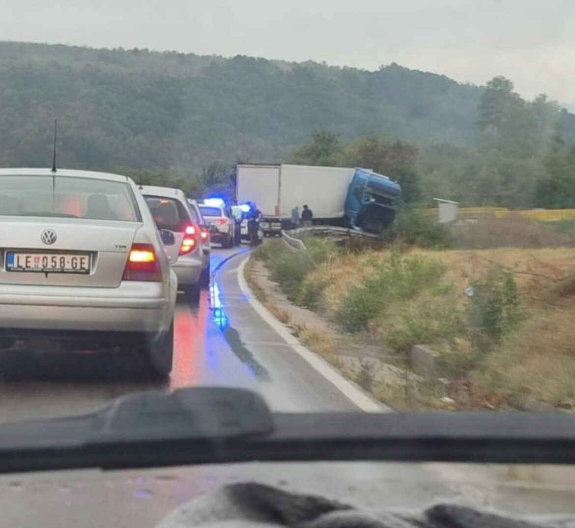 Nesreća na putu Leskovac – Grdelica: Kabina kamiona uništena, stvaraju se kolone