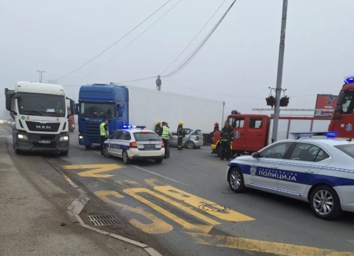 Užas kod Kruševca! „Mercedes“ podleteo pod kamion, vozač teško povređen (FOTO) 