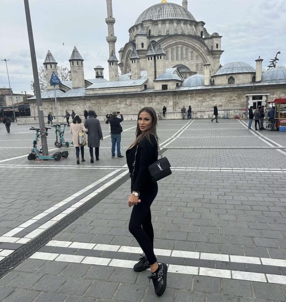 BILALOV MLAĐI BRAT U TAJNOJ AFERI SA KONTROVERZNOM ZADRUGARKOM! Pala na šarm mladog fudbalera, sve tajne isplivale u Eliti 7
