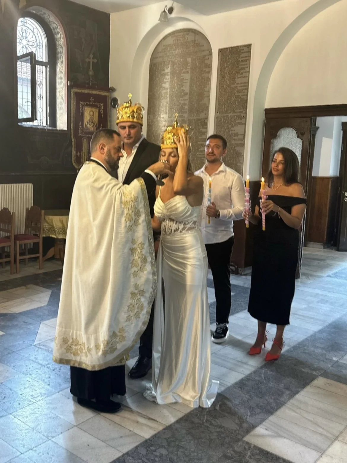 (FOTO) MAJA I ALEN HADROVIĆ PRED BOGOM REKLI „DA“ Rijaliti učesnici organizovali crkveno venčanje – mlada u haljini sa PROVIDNIM DELOVIMA