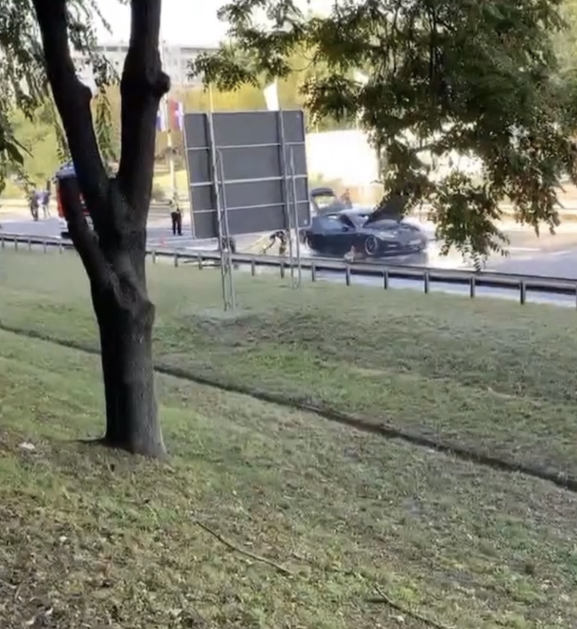 GORI „PORŠE“ NA AUTOPUTU KOD SAVA CENTRA Vatrogasci se bore sa vatrenom stihijom, saobraćaj obustavljen u smeru prema centru (VIDEO)
