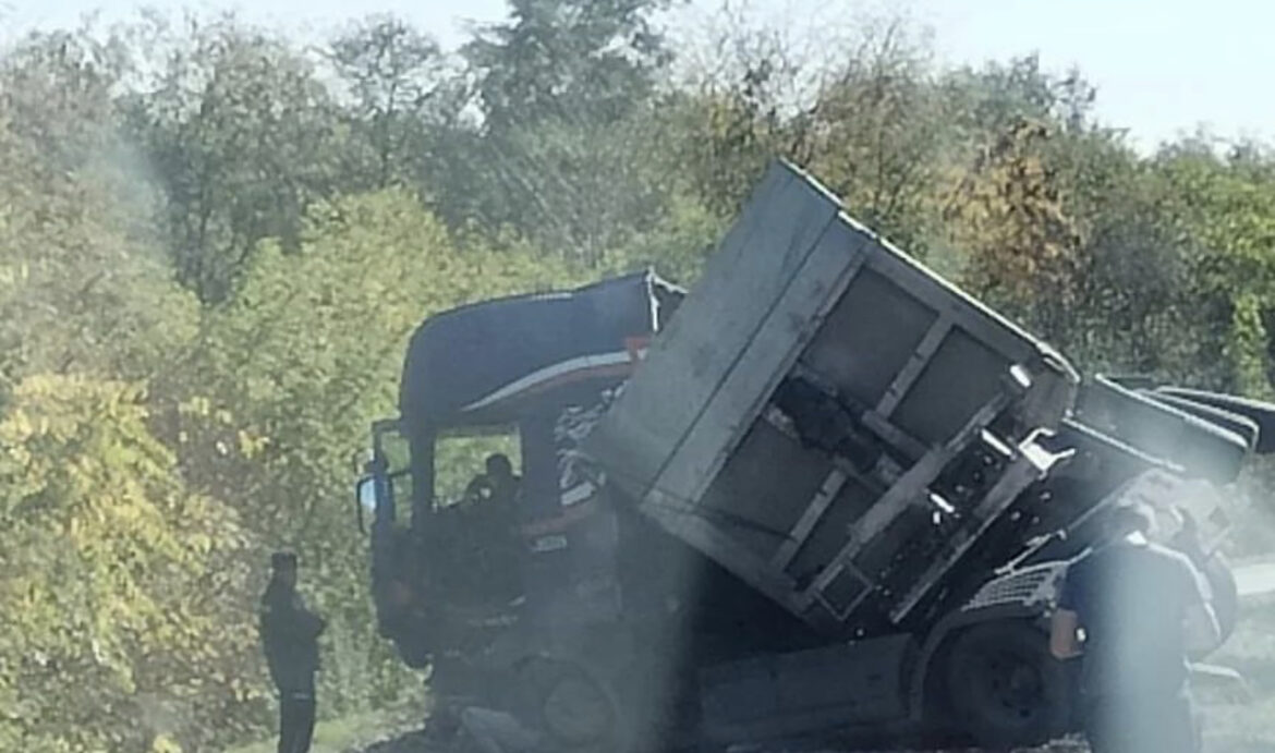 Teška nesreća na putu za Feketić: Kamion smrskan, saobraćaj obustavljen