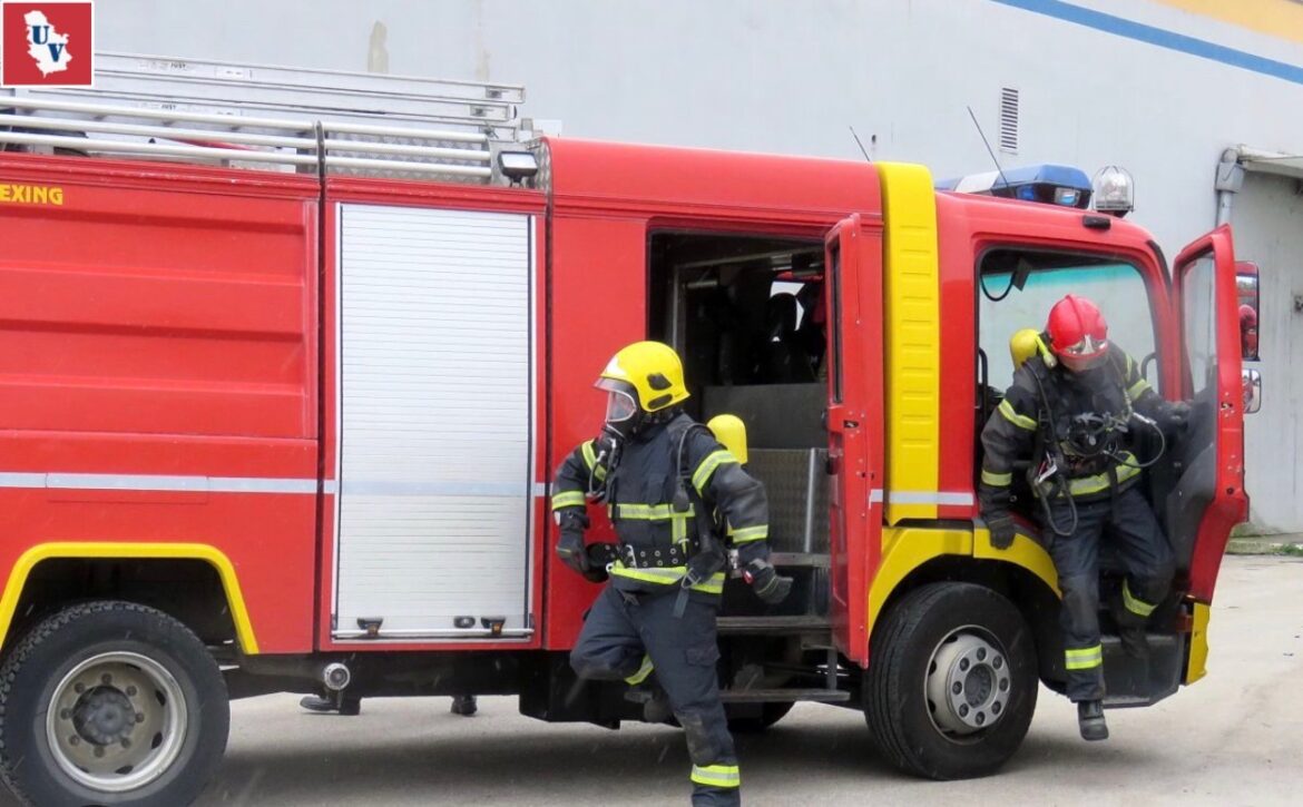 Bukti požar u stambenoj zgradi na Miljakovcu: Vatrogasci pokušavaju da savladaju vatrenu stihiju