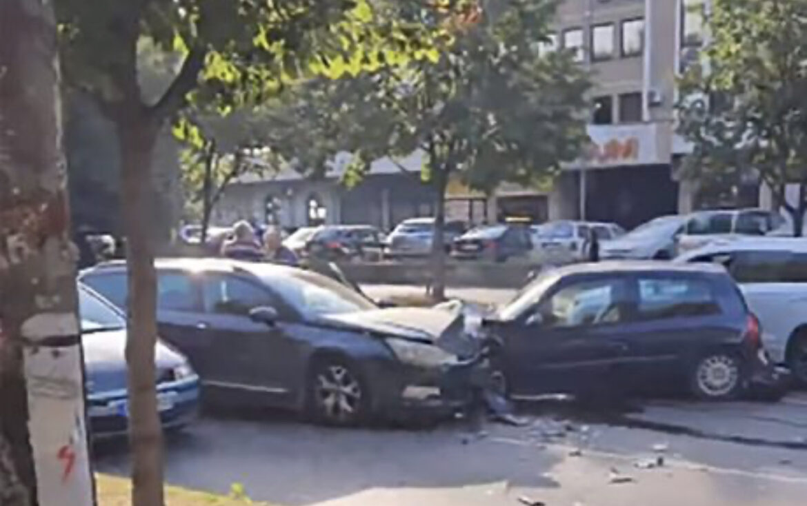 Dva automobila direktno se sudarila u Ustaničkoj ulici