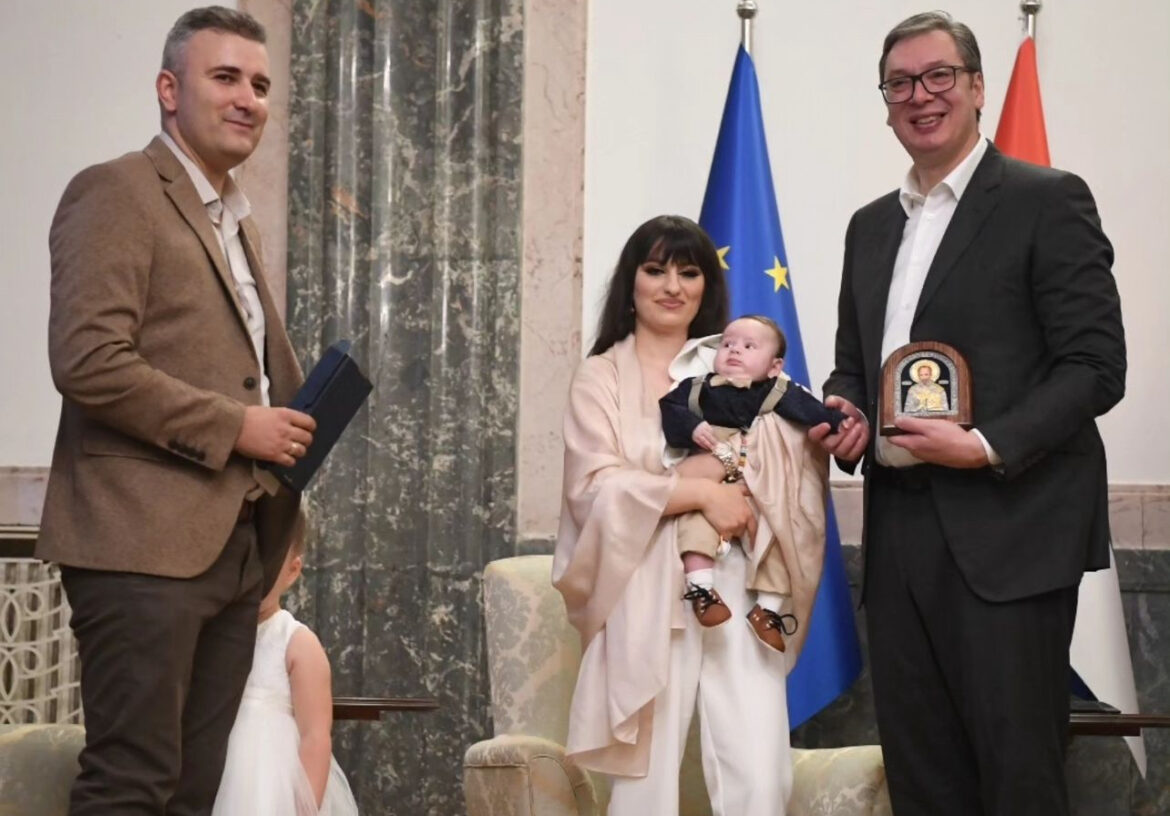 PREDSEDNIK DOBIO POSEBAN POKLON! Vučića oduševila porodica Janković sa KiM i mali Lazar: Počastvovan sam da mu budem kum! (FOTO)